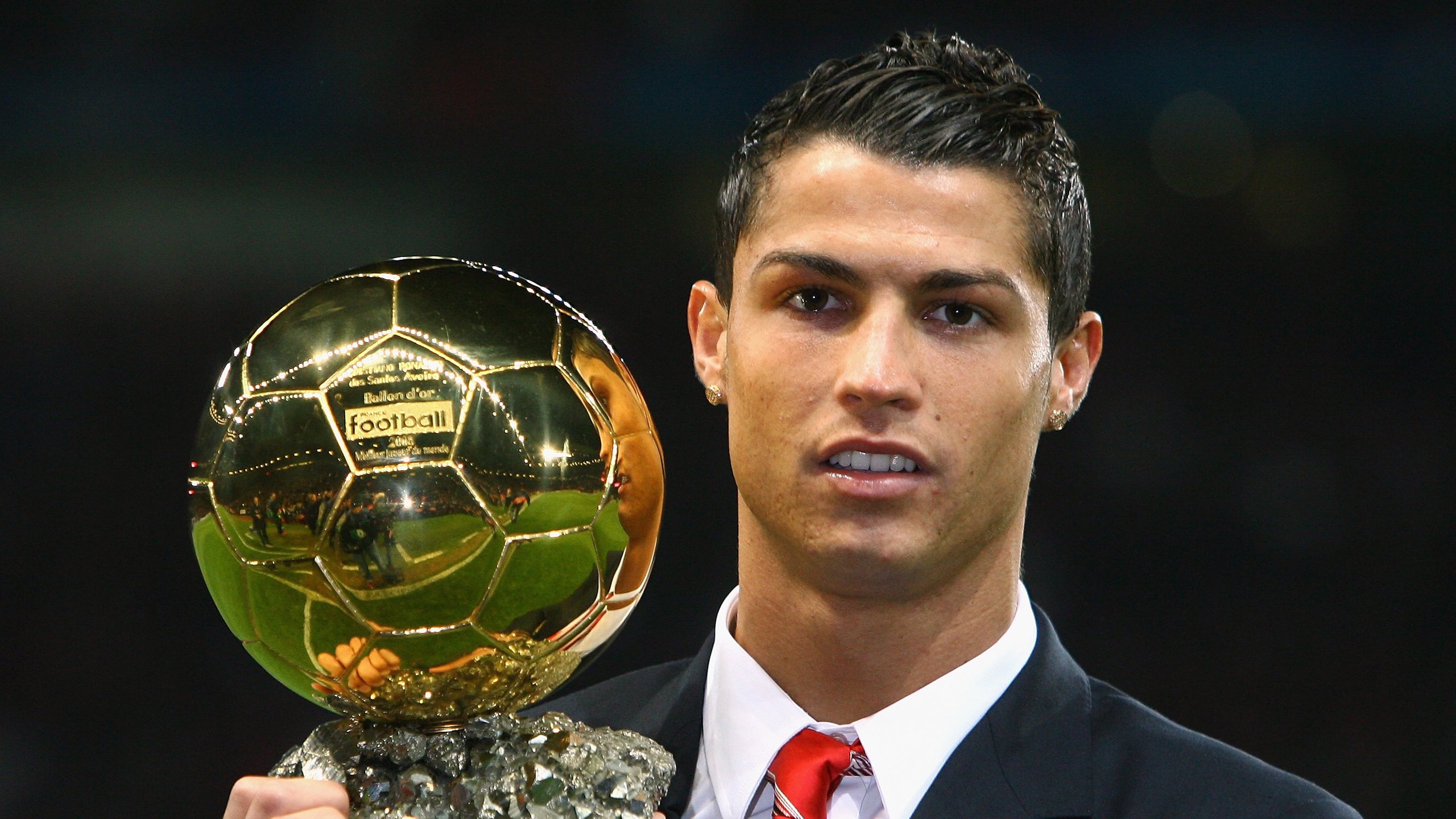 熊猫体育中国App-绿茵场上的颠覆之夜，德里赫特爆发引领战术革命，贝蒂斯爆冷厄瓜多尔揭示足球新维度